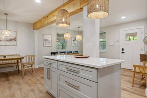 Interior - Beautiful renovated cottage. Big backyard w/ Pool (Fort Walton Beach)