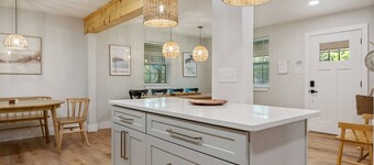 Beautiful renovated cottage. Big backyard w/ Pool