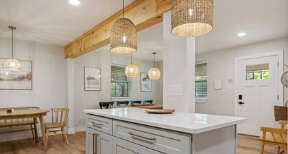 Beautiful renovated cottage. Big backyard w/ Pool