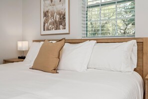 4 habitaciones, escritorio y tabla de planchar con plancha