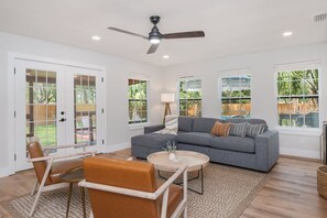 Smart TV - Beautiful renovated cottage. Big backyard w/ Pool (Fort Walton Beach)