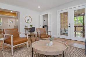 Interior - Beautiful renovated cottage. Big backyard w/ Pool (Fort Walton Beach)