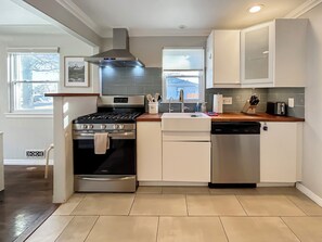 Fridge, microwave, oven, stovetop - King Bed | 4BR | Garage Parking | Dog Friendly! (Arvada)