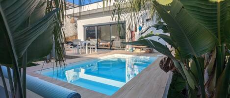 Piscina a l'aire lliure i piscina climatitzada