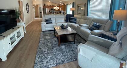 Location! Walk to Lake Sumter Landing! 3/2 Villa w/ Gas Golf Cart, BBQ & WiFi