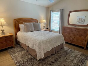 3 bedrooms, iron/ironing board, free WiFi, bed sheets - Location! Walk to Lake Sumter Landing! 3/2 Villa w/ Gas Golf Cart, BBQ & WiFi (The Villages)