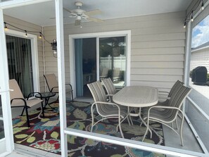 Outdoor dining - Location! Walk to Lake Sumter Landing! 3/2 Villa w/ Gas Golf Cart, BBQ & WiFi (The Villages)