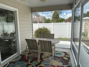Outdoor dining - Location! Walk to Lake Sumter Landing! 3/2 Villa w/ Gas Golf Cart, BBQ & WiFi (The Villages)