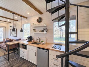 Kjøleskap, mikrobølgeovn, kokeplater og kaffetrakter/tekoker