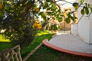 Property grounds - Casa Valvo Lido di Noto - 110 sq.m. apartment only 100m away from the beach (Lido di Noto)