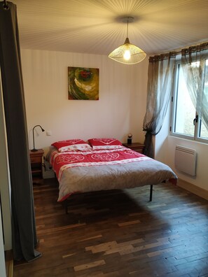 2 bedrooms, desk - Village house in the Cantal. (Saint Constant)