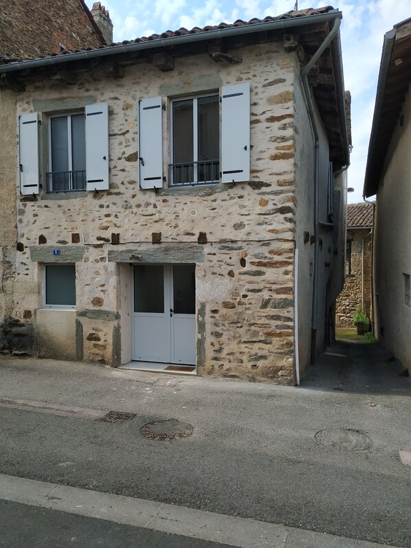 Exterior - Village house in the Cantal. (Saint Constant)