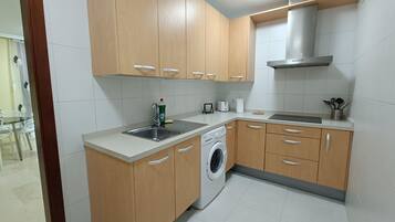 Een koelkast, een magnetron, een oven, een kookplaat