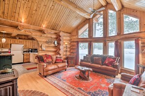 Smart TV, caminetto, libri