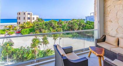 Oceanview Penthouse w/ Beach Club & Rooftop Pools