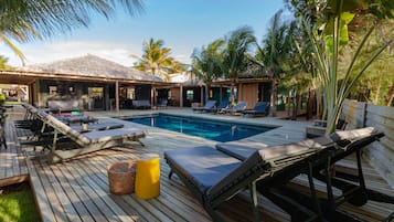 3 piscinas externas, espreguiçadeiras