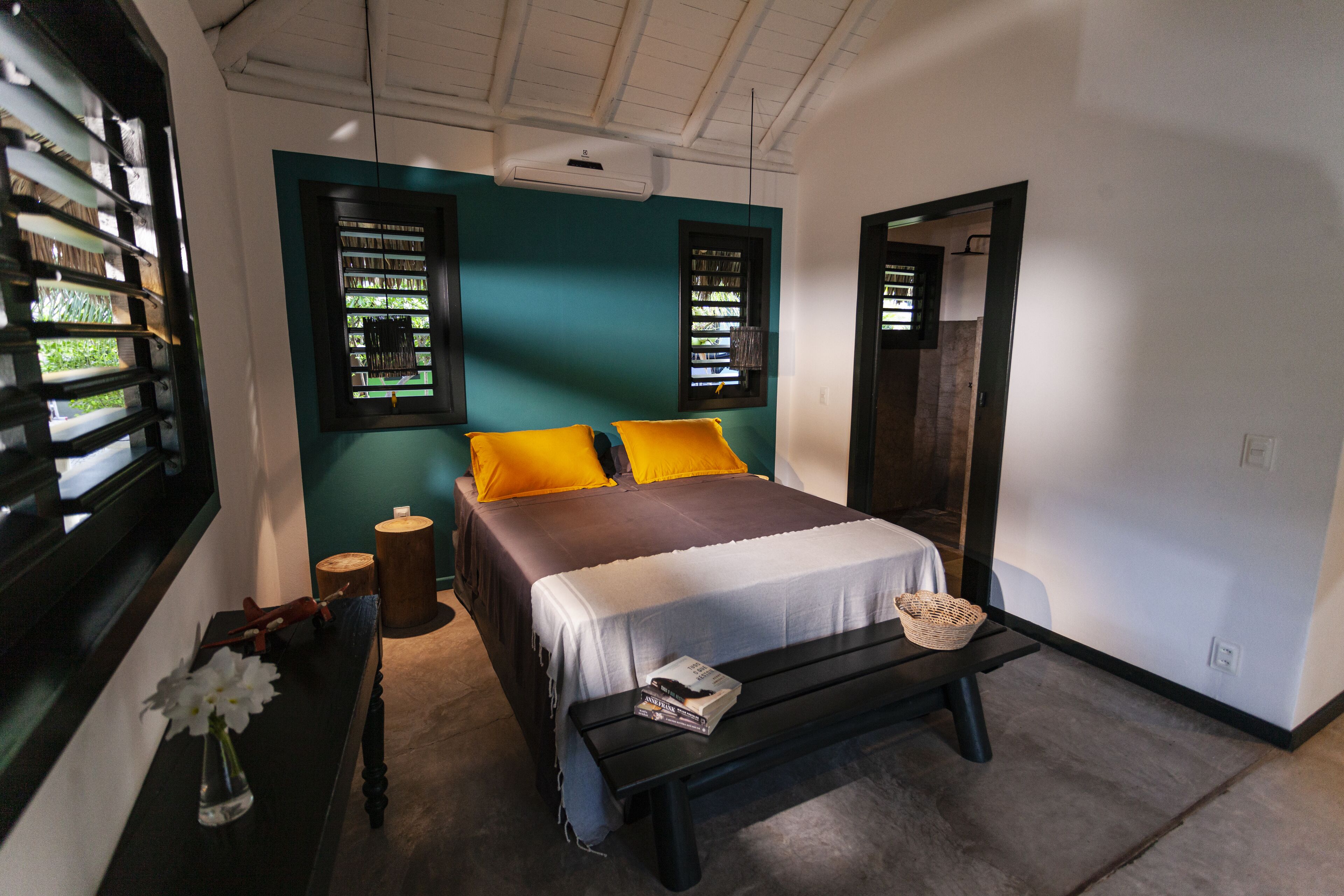 高档床上用品、加厚床垫、迷你吧、办公桌