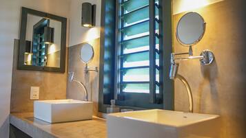 Bangalo Super Master 19 | Bathroom | Shower, hair dryer, towels, soap