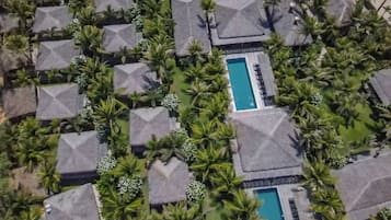 3 piscinas externas, espreguiçadeiras