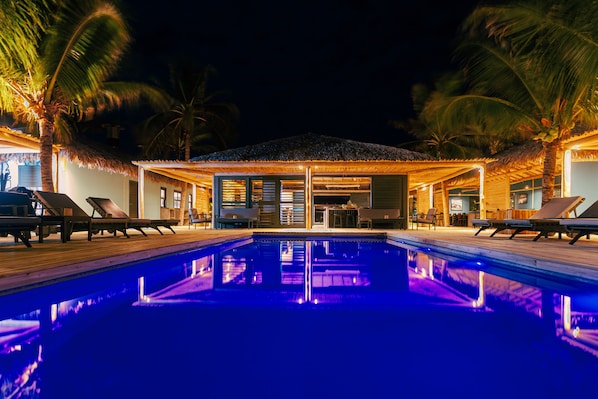 3 outdoor pools, pool loungers