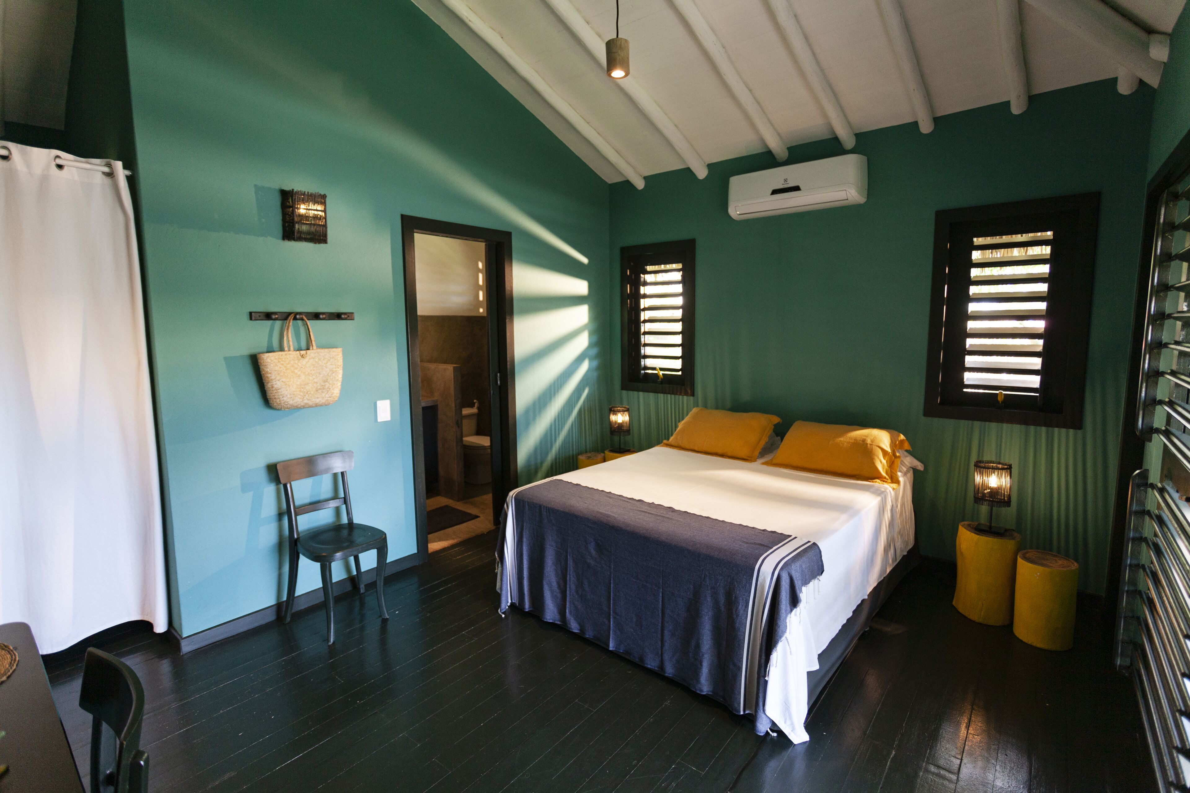 Suite Standard 2 | 高档床上用品、加厚床垫、迷你吧、办公桌