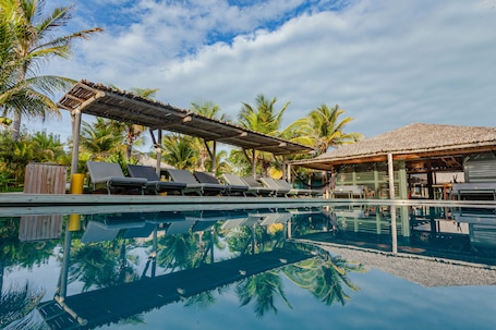 3 piscinas al aire libre, sillones reclinables de piscina