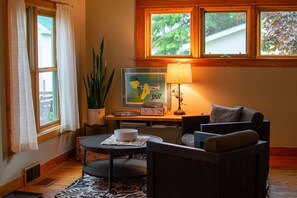 Smart TV, libros, biblioteca de música, estéreo