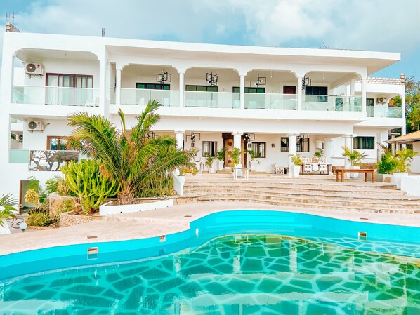 Vista frontal de la propiedad