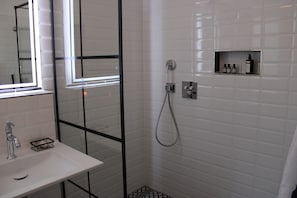 Shower, eco-friendly toiletries, hair dryer, towels - Fantastic accessible vacation apartment with pool, jacuzzi & sauna in country house style (Heeslingen)