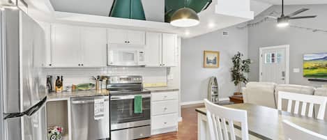 Réfrigérateur, four à micro-ondes, un four, surface de cuisson