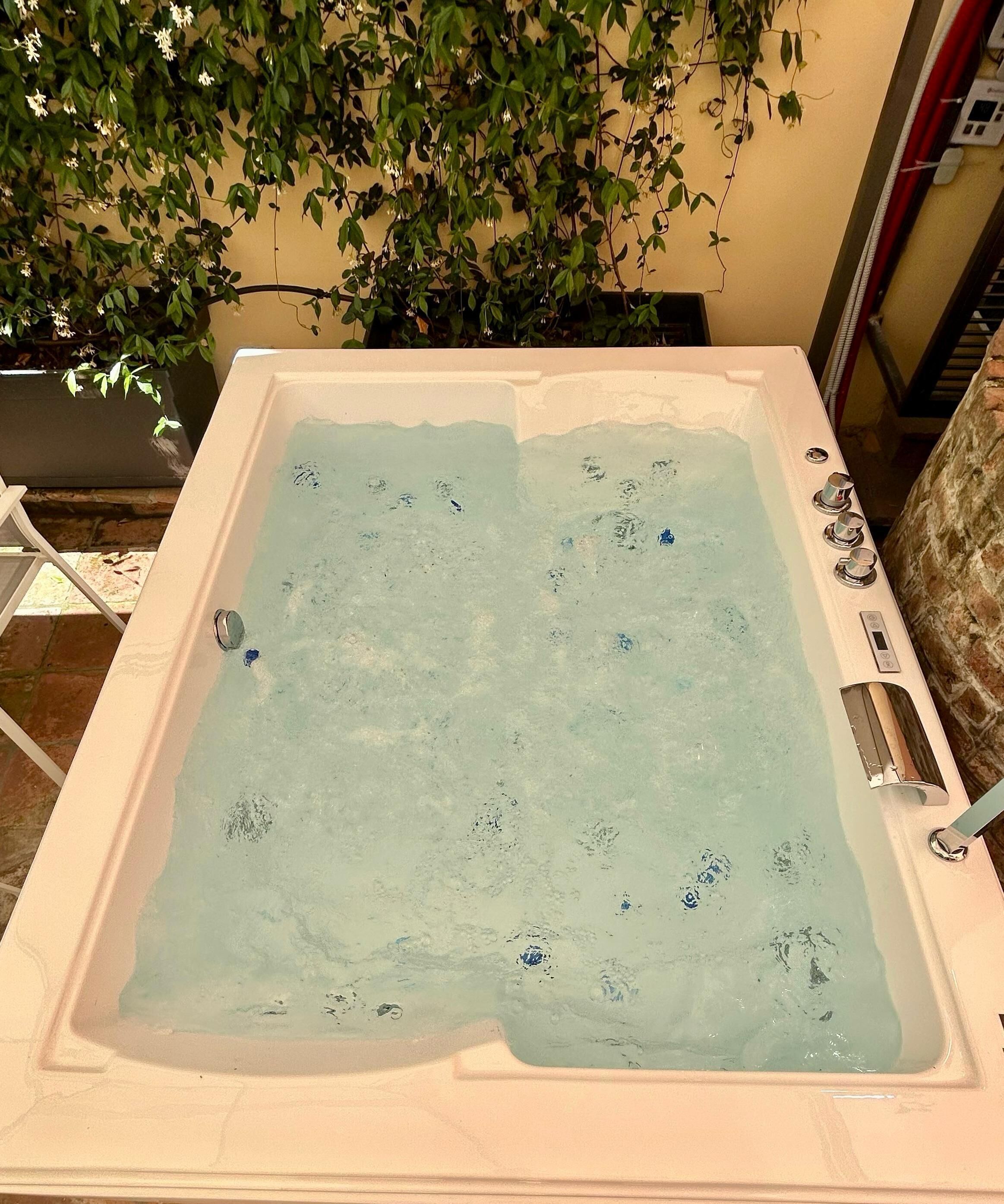 Outdoor spa tub