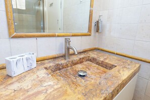 Een haardroger, handdoeken