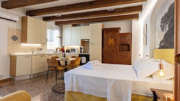 Ofen, Herdplatte, Geschirrspüler, Wasserkocher mit Kaffee-/Teezubehör