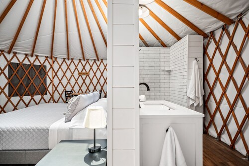 A Unique Texas Hill Country Glamping Experience! Full bathroom and Great AC!!