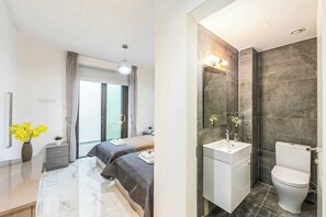 Een douche, handdoeken