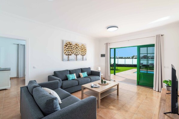 Smart TV, ping pong - Villa Sama - Three Bedroom Villa, Sleeps 6 (Playa Blanca)