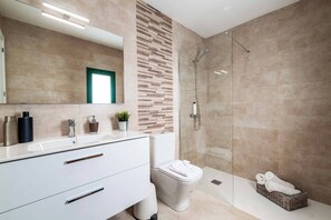Combined shower/tub, bidet, towels