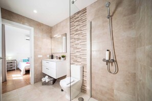 Duschwanne, Bidet, Handtücher