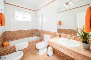 Ensemble douche/baignoire, bidet, serviettes fournies