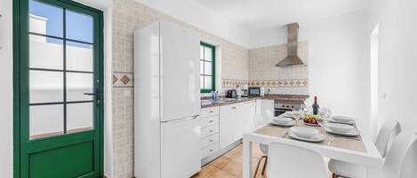 Réfrigérateur, micro-ondes, four, lave-vaisselle