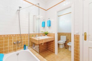 Combined shower/tub, bidet, towels