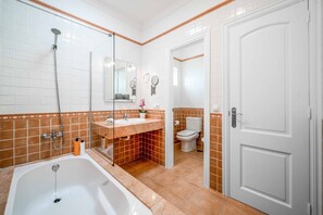 Ensemble douche/baignoire, bidet, serviettes fournies