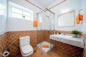 Duschwanne, Bidet, Handtücher