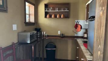 Cafetière-théière, grille-pain, vaisselle et ustensiles