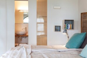 6 bedrooms, iron/ironing board, free WiFi, bed sheets