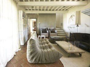 Fernseher, Kamin, DVD-Player