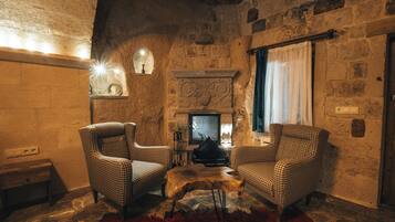 Superior-Suite | Wohnbereich | 40-Zoll-LCD-Fernseher mit Satellitenempfang, Fußbodenheizung