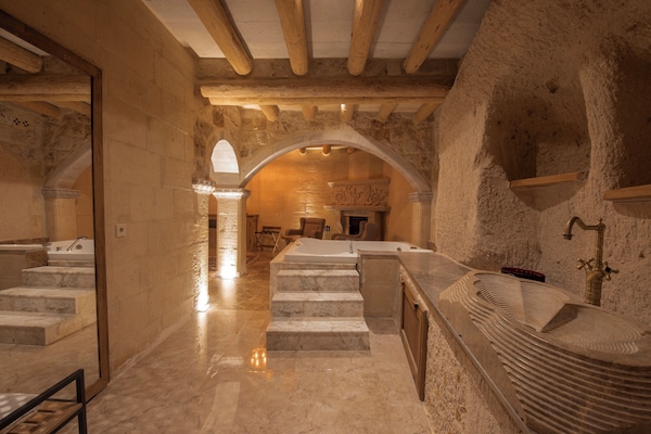 Superior Suite | Bathroom | Shower, eco-friendly toiletries, hair dryer, bathrobes