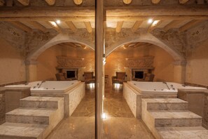 高級套房 | 浴室 | 淋浴設備、環保盥洗用品、吹風機、浴袍