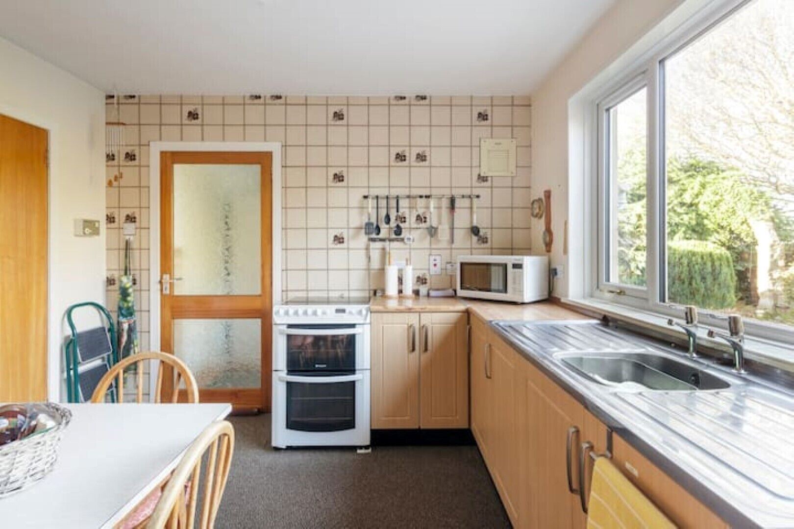 Mikrobølgeovn, ovn, kokeplater og høy barnestol